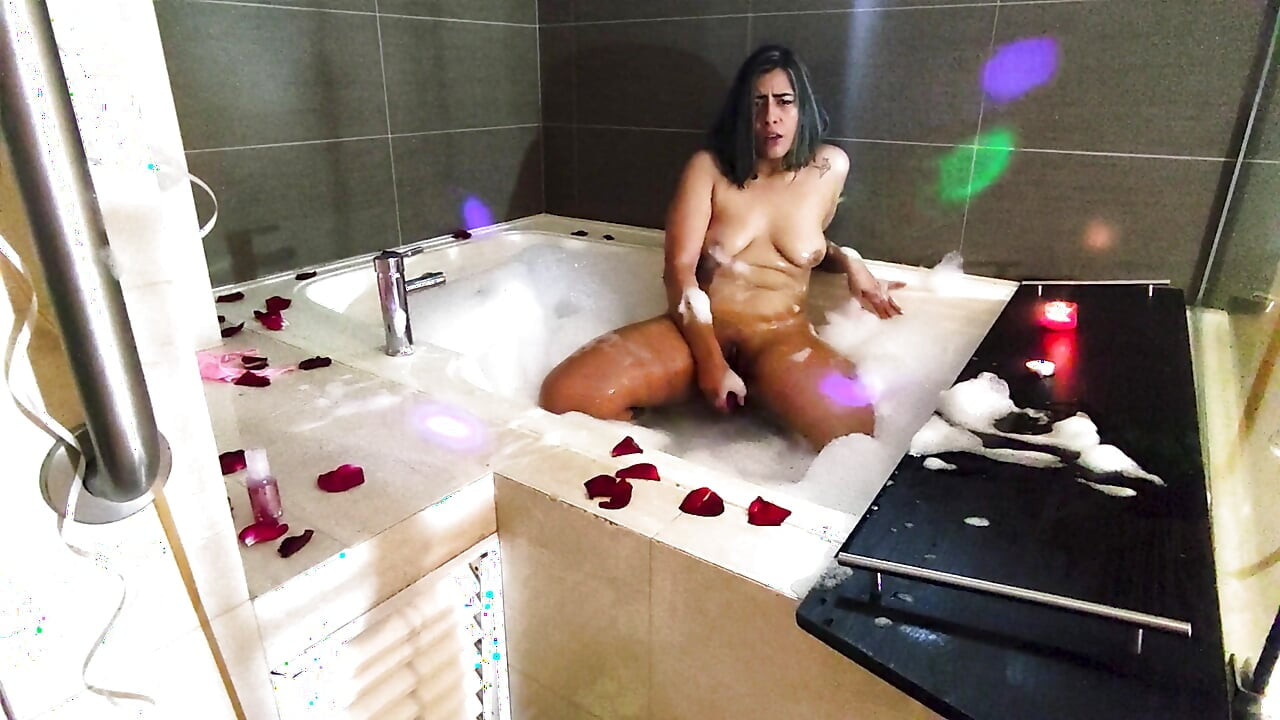 Romantische en natte masturbatie in de badkuip voor jou, met schuim en rozenbladeren.