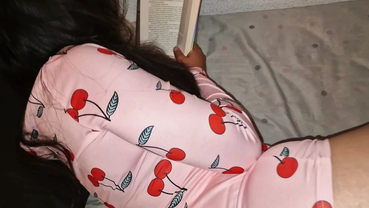 我的好朋友发现我独自在房间里读书，书变得饥渴，我们最后在没有避孕套的情况下狠操