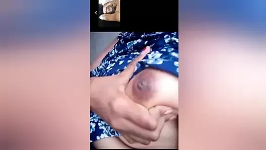 Индийская девушка показывает свои большие сиськи