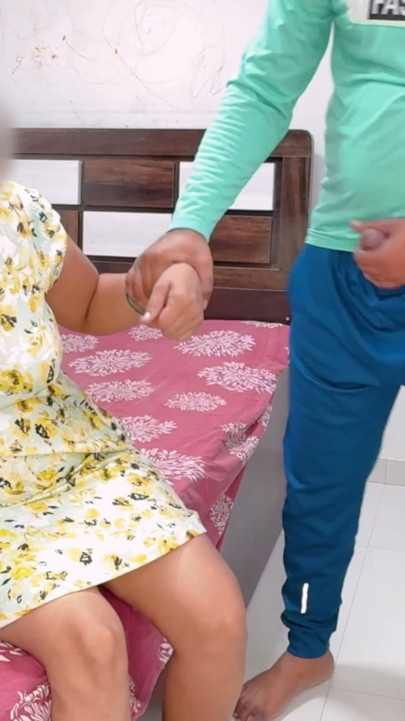 Komal's maid was looking at the dress from the shopping pouch, the owner looked secretly | Clip 2