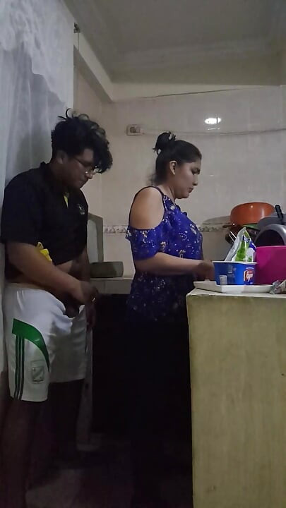 พนักงานของกูโดนเย็ดในห้องครัว