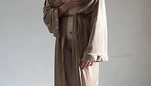 sie trägt eine satinrobe, während sie den neuesten indonesischen porno masturbiert