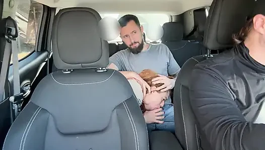 Çifti Uber'imle yakaladım ve arka koltukta kalmaları için bıraktım