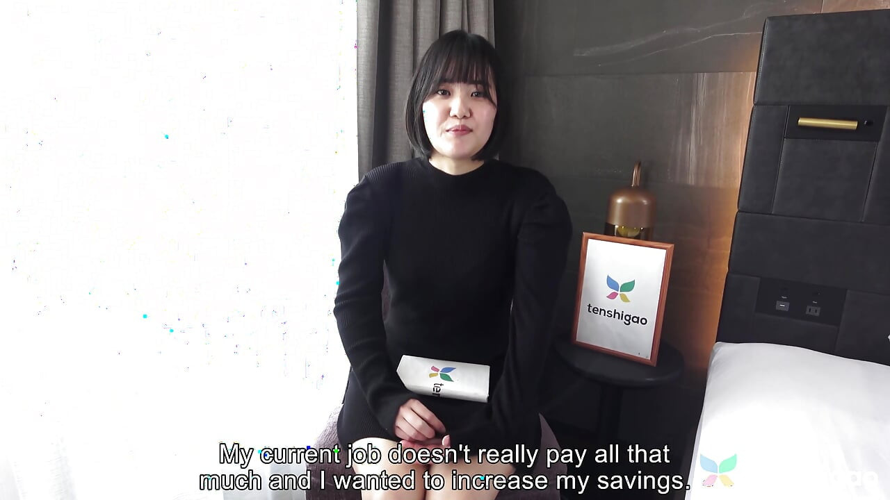 Moeka Tachibana es joven y en su primer video porno