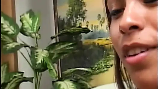 Aku pengen banget merasakan kontol di dalam memekku untuk pertama kalinya