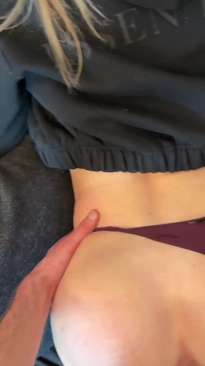 Derin amcık sikişi öncesi nike pro şortla kuru sikişiyor