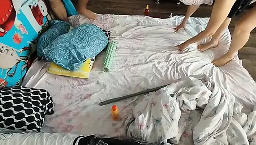 Ateşli bir çiftin vücuda yağ ile şehvetli masajı.