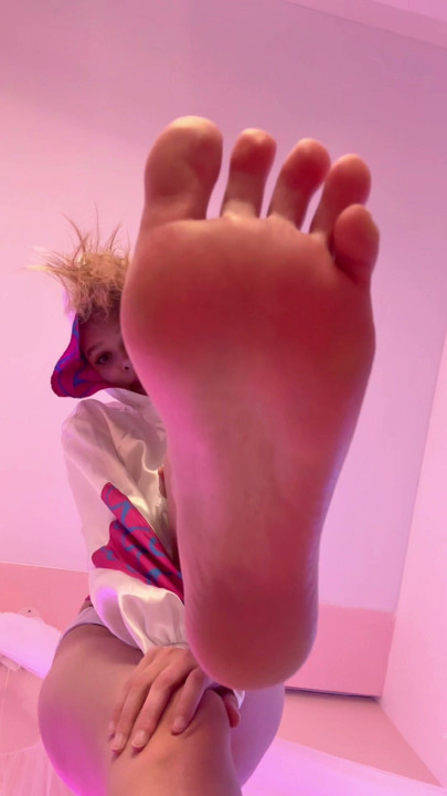 Spread my legs and showed off my soles