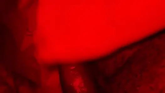 Сводная сестра играет с моим большим черным членом, пока мы одни дома, и я кончаю на ее сиськи