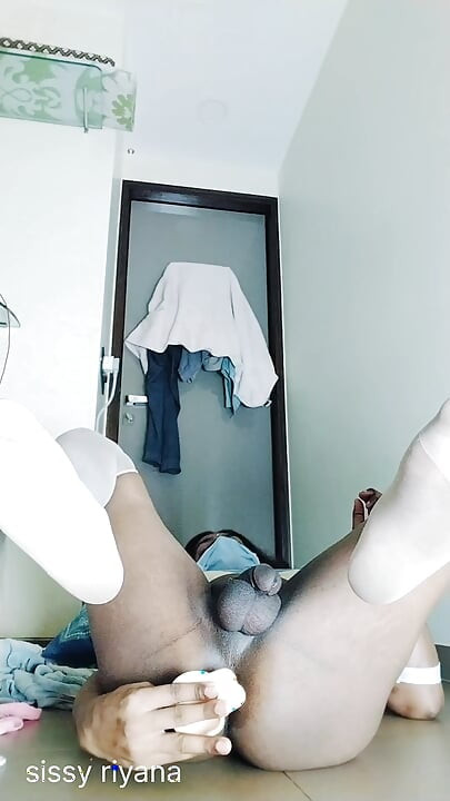 Indijska Riyana žestoko fukira dildo u filmu Sama kod kuće