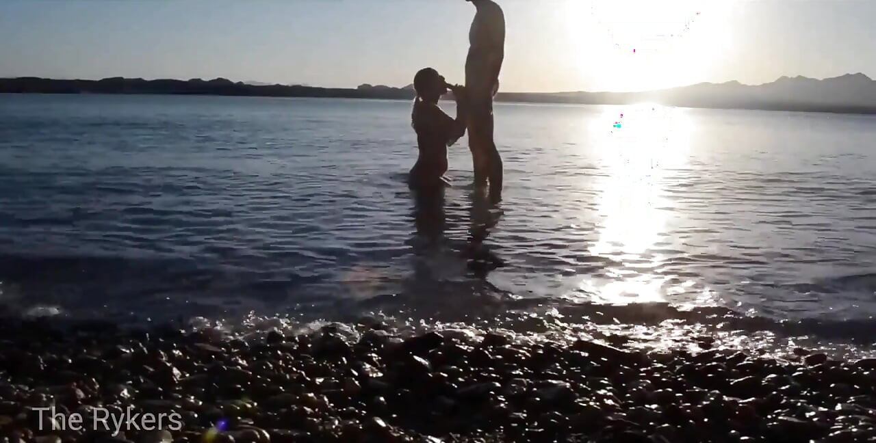 Halka açık plajda romantik seks
