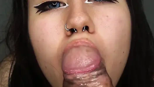 Aku lagi asik nyepong kontol pacarku waktu cowok ini datang ke rumahku - sepong kontol amatir sampai telan sperma