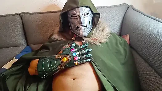 Kötülük Dr. Doom'un ağzıyla boşaltıyor