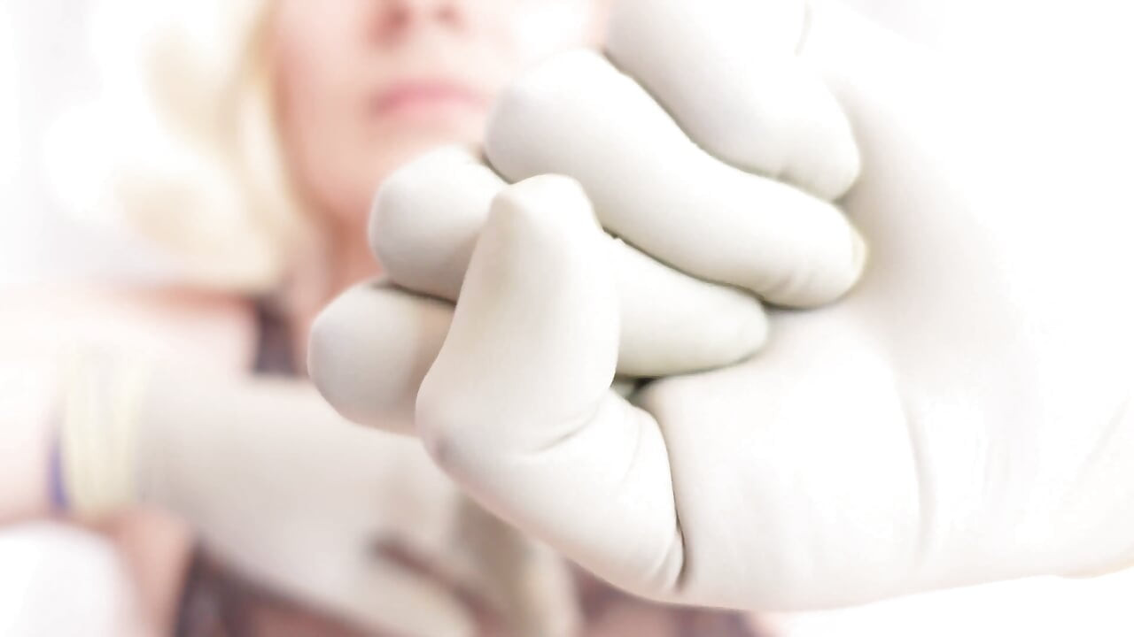 Chupando un consolador en guantes médicos, semen en la cara! Arya Grander
