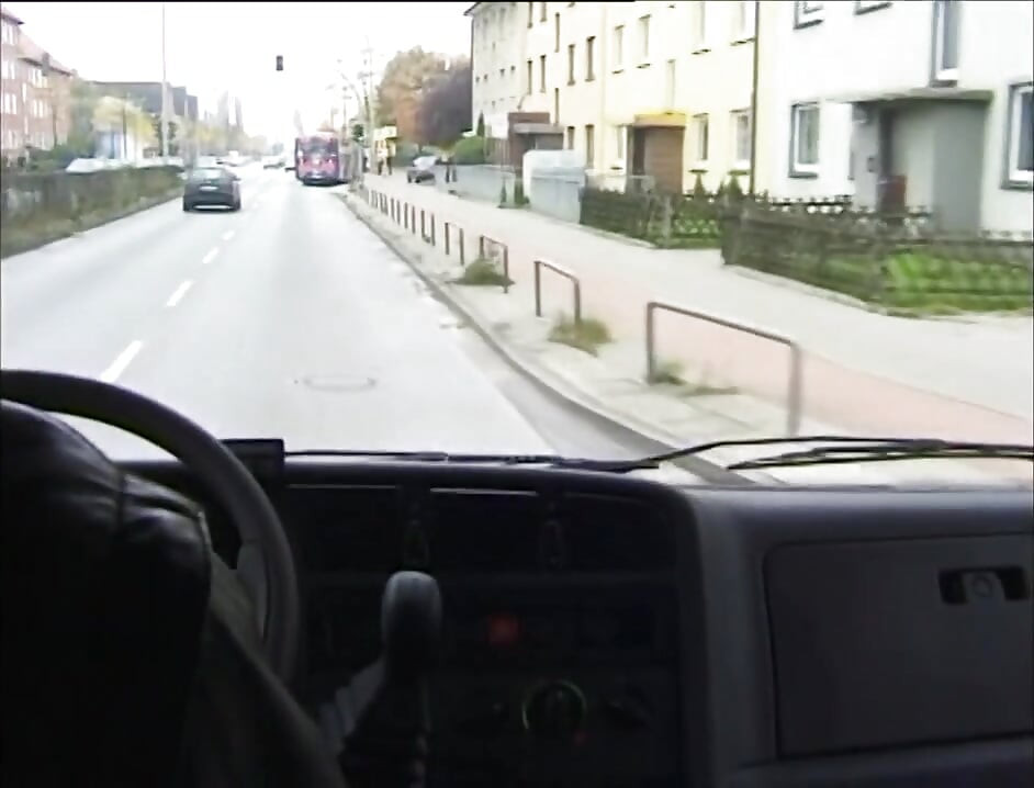搬家貨車裡的棕髮女人
