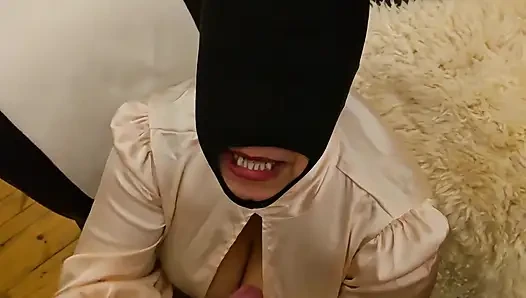 Cewek dengan rok mini ini nyepong kontolku sampai crot di belahan dadaku