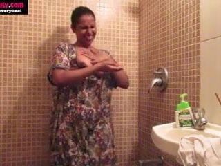 Amatoriale ragazze indiane si masturbano con giglio nella doccia