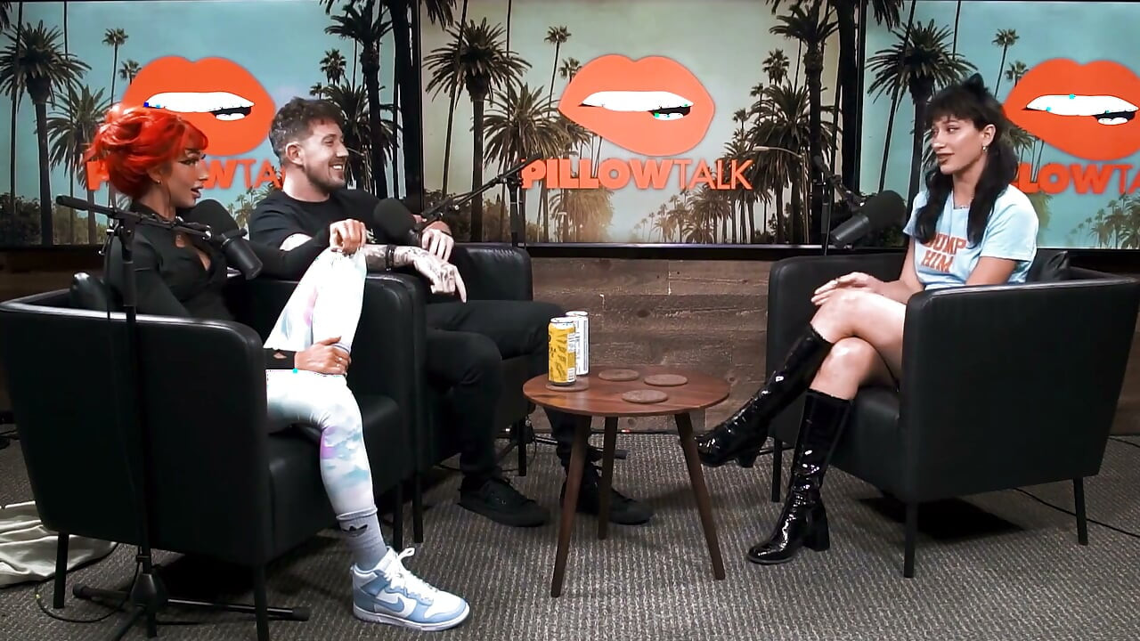Lexy Panterra sacude el culo en el estudio de podcast