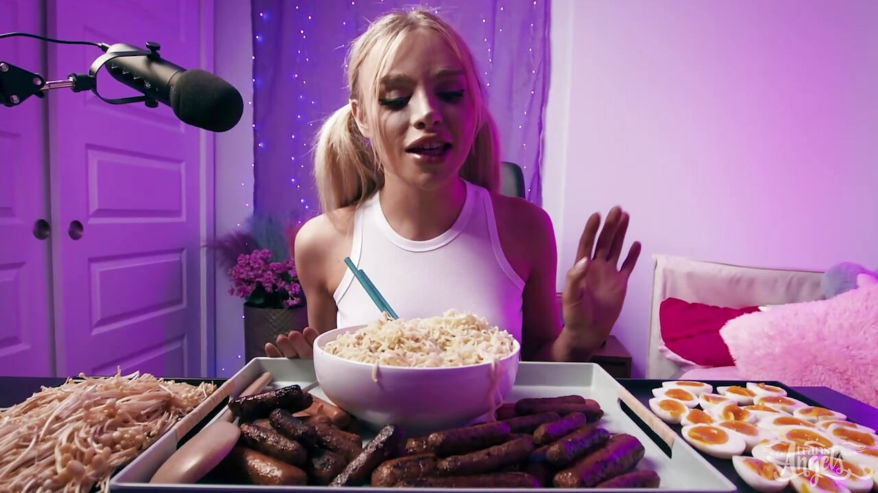 Trans angels - la deslumbrante Angellica Good hace su decadente mukbang su inmunda con sexo oral profundo y crudo