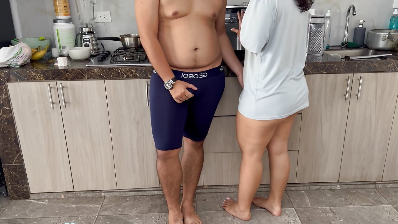 Piękna przyrodnia siostra w krótkim garniturze jest pieprzona i napełniona mlekiem