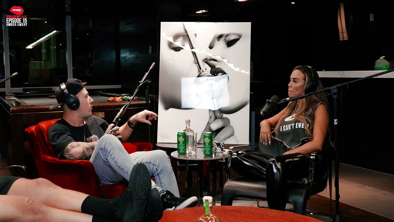 Amber Emery ruikent op op de konten van opa en toont haar tieten