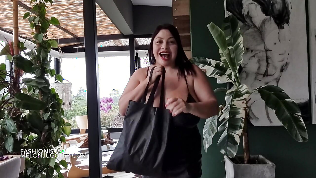 Lesbijskie fashionistki ssące piersi