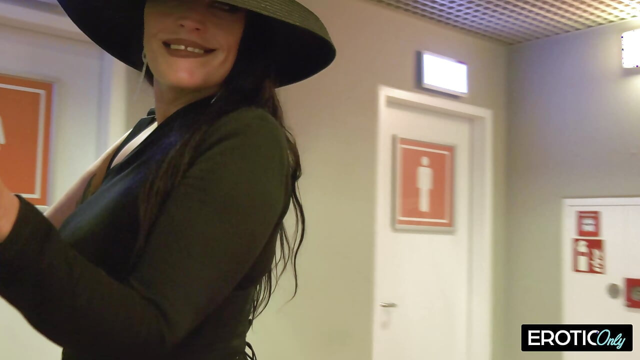 Deepthroat Gagging MILF Unleashes Outdoor Piss Fountain