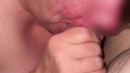 Istri super semok lagi asik nyepong kontol