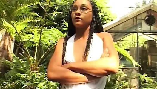 Heißer Ebony-Sex auf dem Sofa