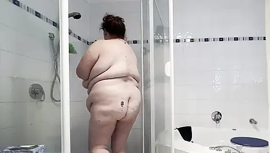 Istri nakal di kamar mandi