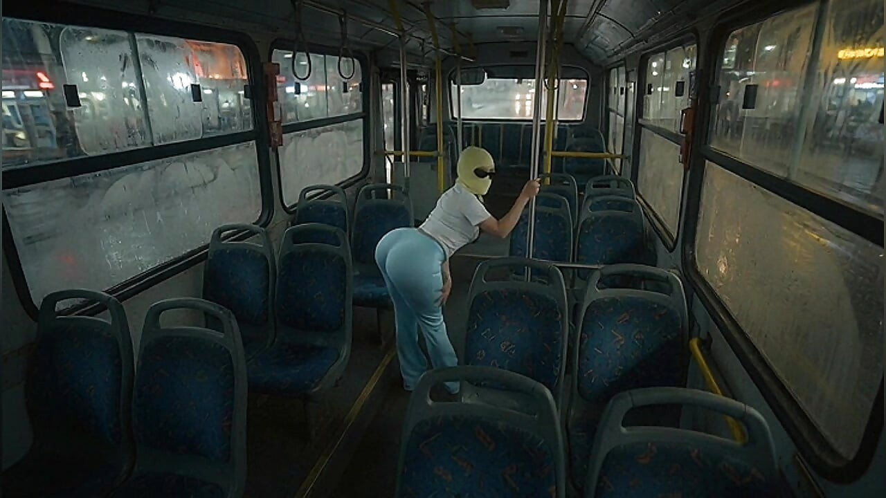 Drobna dupa twerking w jasnoniebieskie legginsy w autobusie