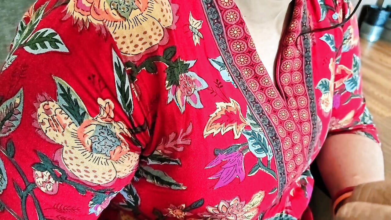 印度夫妇在酒店房间里亲密