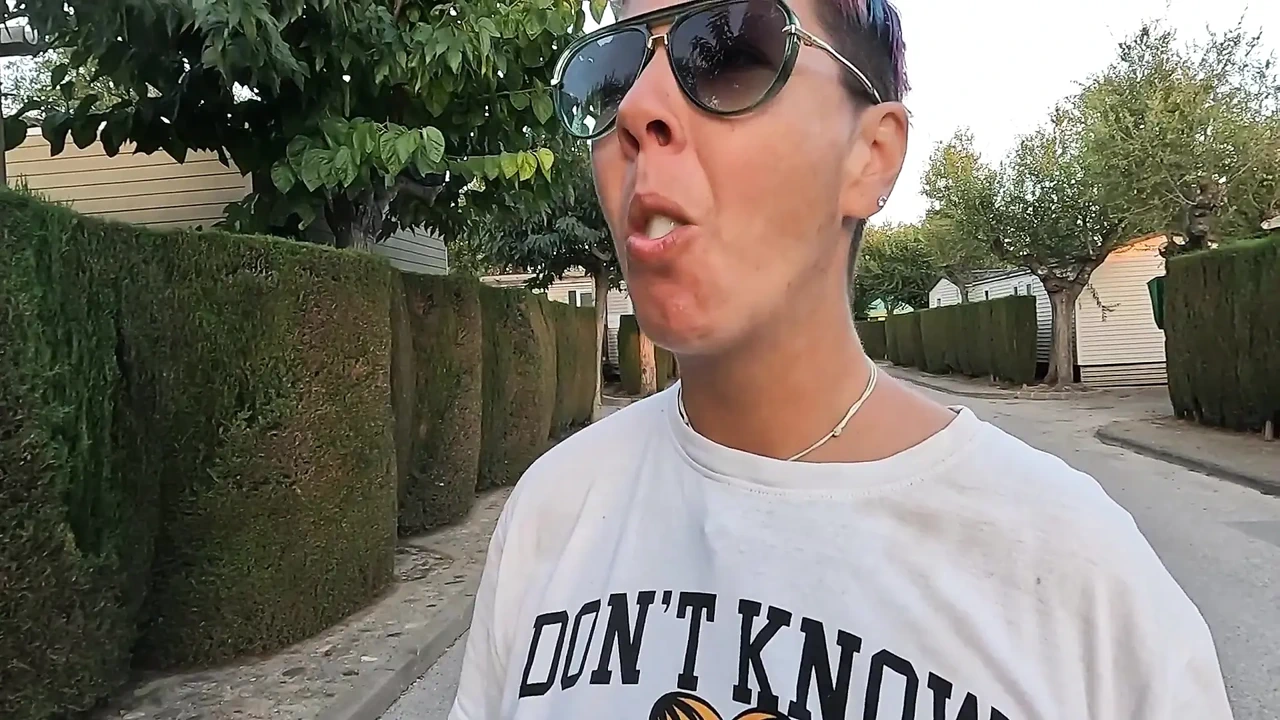 在公共街道上相互分享10个负载的冰冻精液立方体