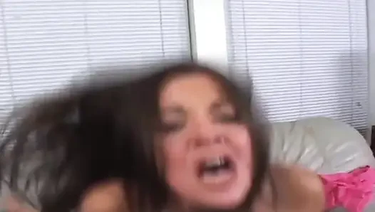 Esmer hatun zonklayan yarağı gırtlağına kadar alıyor ve tükürerek damlıyor