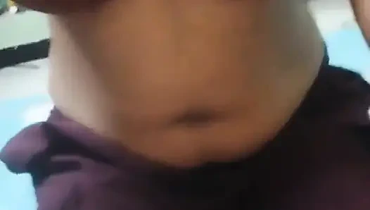 Девушка дези по соседству, повседневная футболка раскрывает сексуальные лифчики и джинсовые шорты