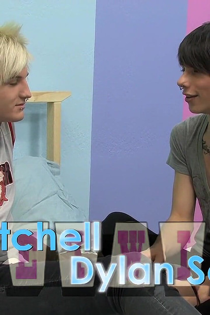 Slender Kissing Twinks Go for Sex