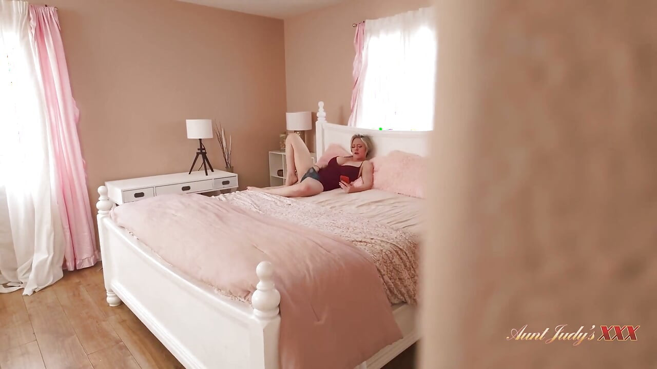 AuntJudysXXX - Catching Your Busty MILF Stepmom Dee Williams How She Masturbating in Step-sister's Room (pov)