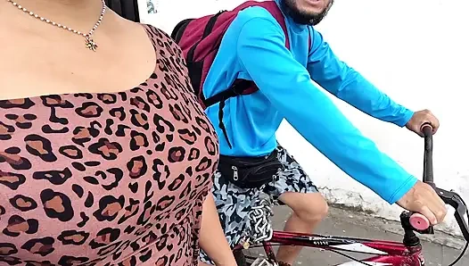 Seksi patronun sert yetenek testi: kurye adam hayatının işini alıyor