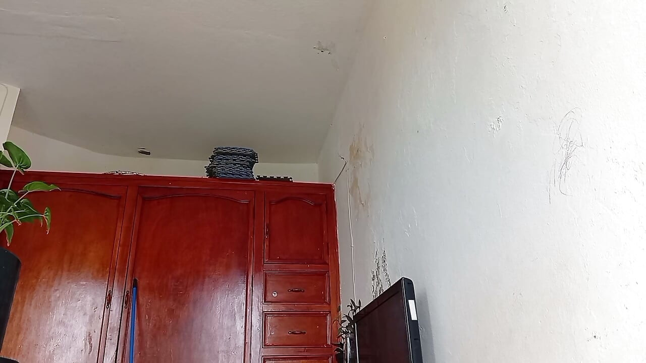 Mi suegra me dijo que me hacia la limpieza del cuarto en tanga