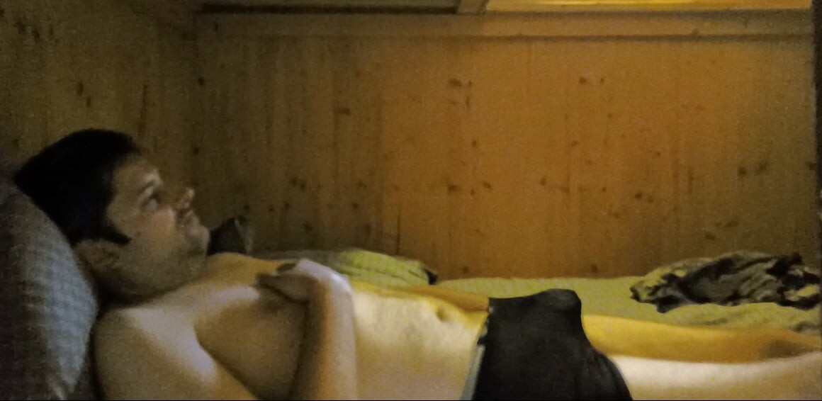 מאונן בבקתה