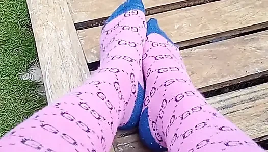 Приходи поклоняться моим потным ступням