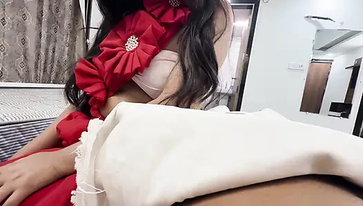 Видя красную сари мамочки, мой пенис получил эректильный хардкорный секс с мачехой