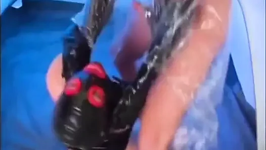 Sexy latexküken anal von ihrem geilen typen gefickt