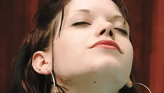 Brunette teen-babe cutie enjoys pussy masturbation in the jacuzzi