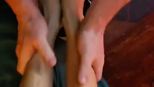 Melove bekommt eine massage auf ihre beine