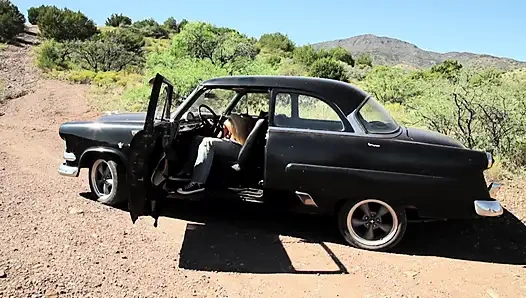 Sarışın melek araba tarafından sikiliyor