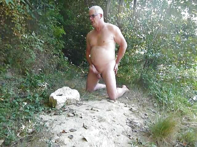 Lopette Annie naked outside