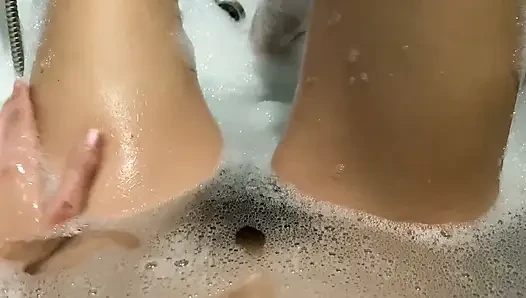Haariger busch unter wasser in der badewanne