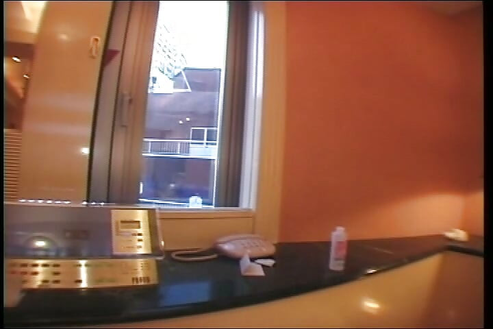 Ella se puso super cachonda en el baño