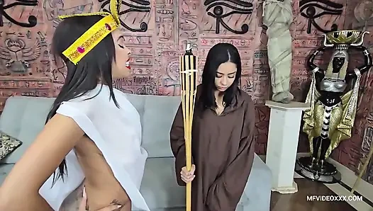 Великолепная пердящая задница Cleopatra